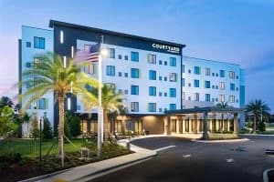 Courtyard by Marriott hotel - 4 story hotel with covered entrance