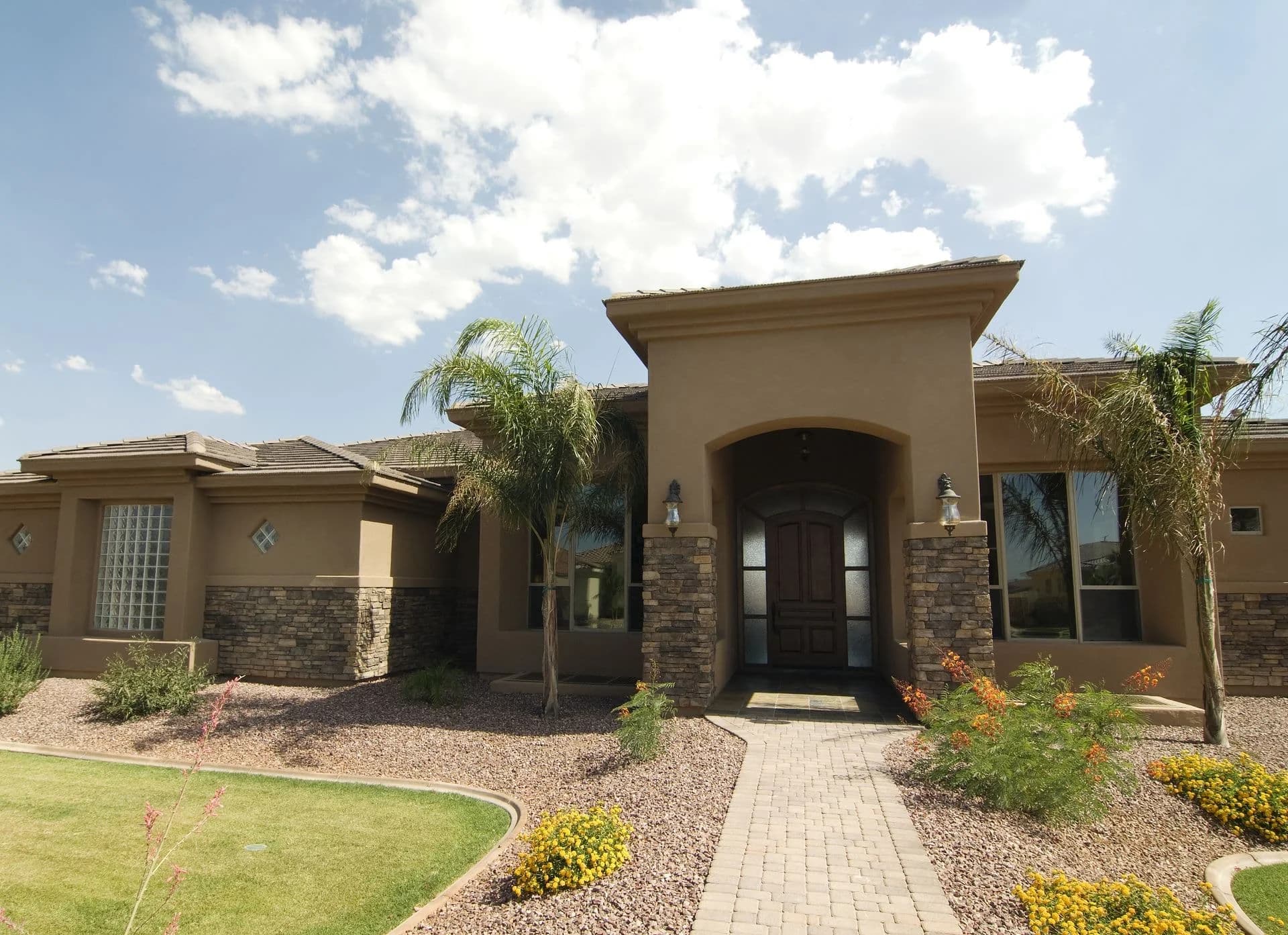 bigstock_beautiful_new_luxurious_home_e_3214944_3jmbp9u2nu8erbqxrz9s3l.jpg