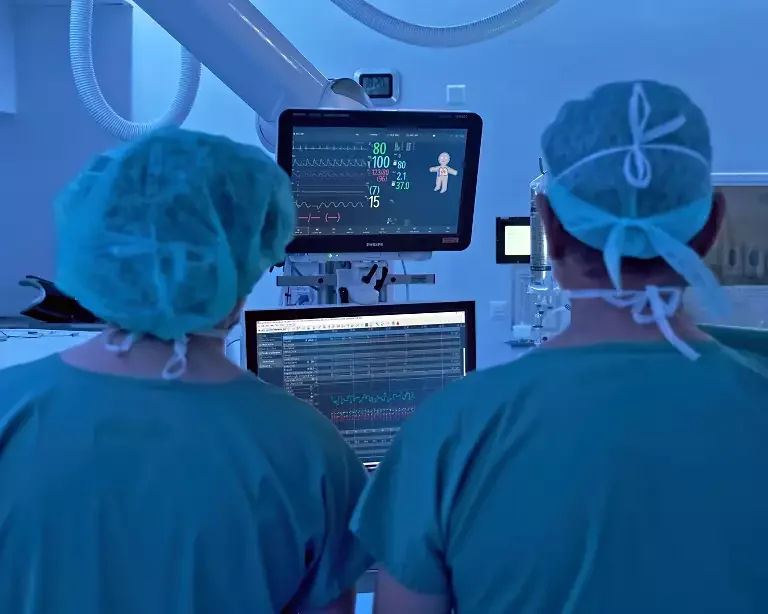 Clinicians using Visual Patient Avatar in operating room